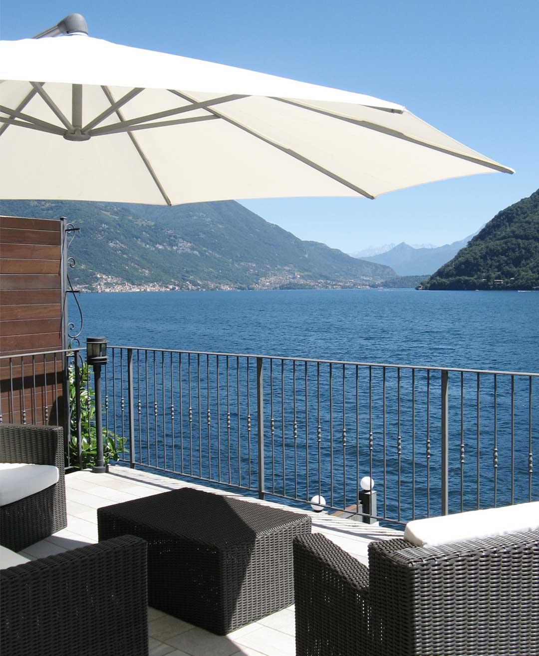 Lakeside lounge reserved for Telos Boats guests to relax before and after their self-drive boat experience.