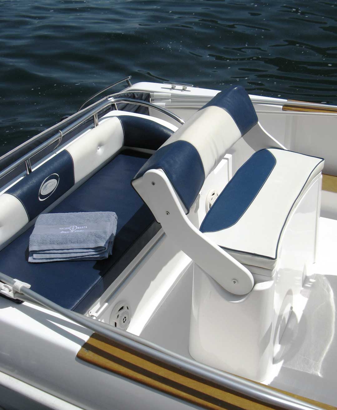 Posto guida e divanetto di poppa della barca Telos Boats noleggiabile sul Lago di Como