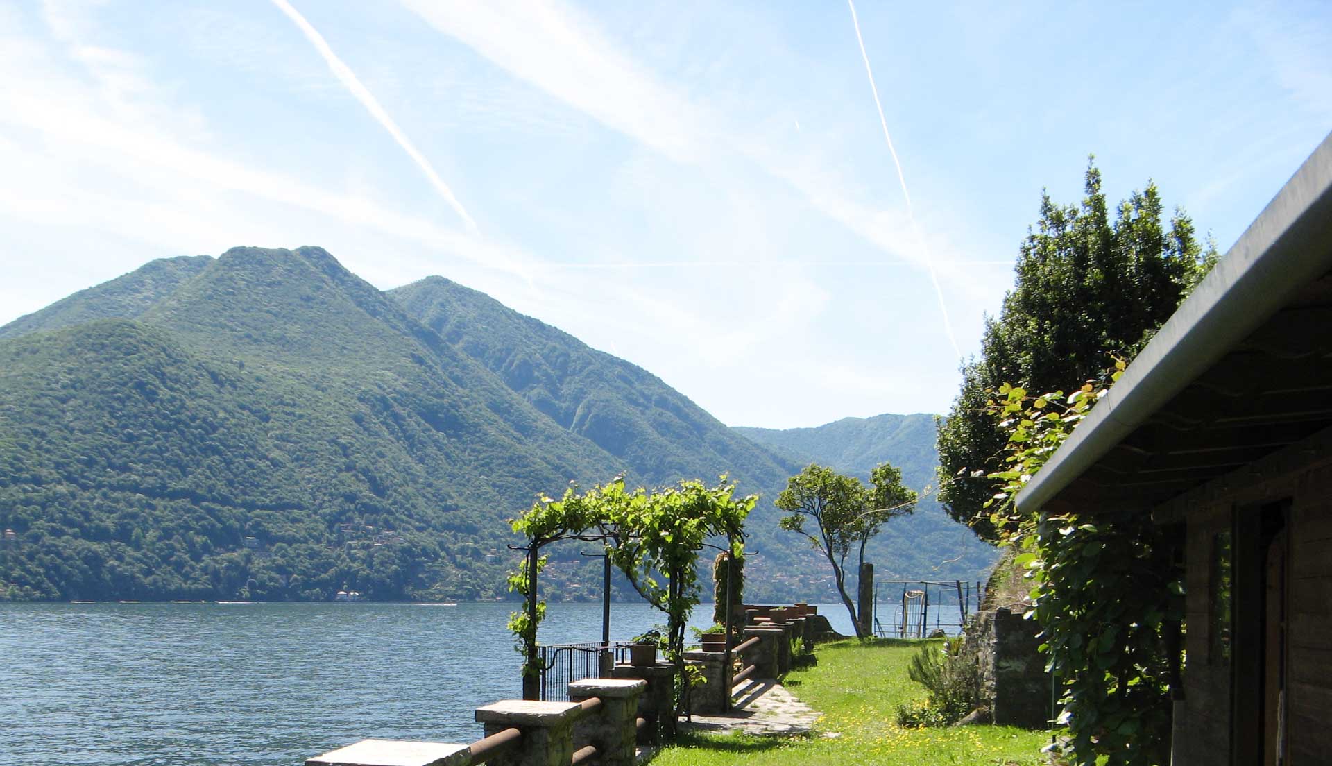 Giardino privato affacciato sul Lago di Como presso il punto d'imbarco Telos Boats