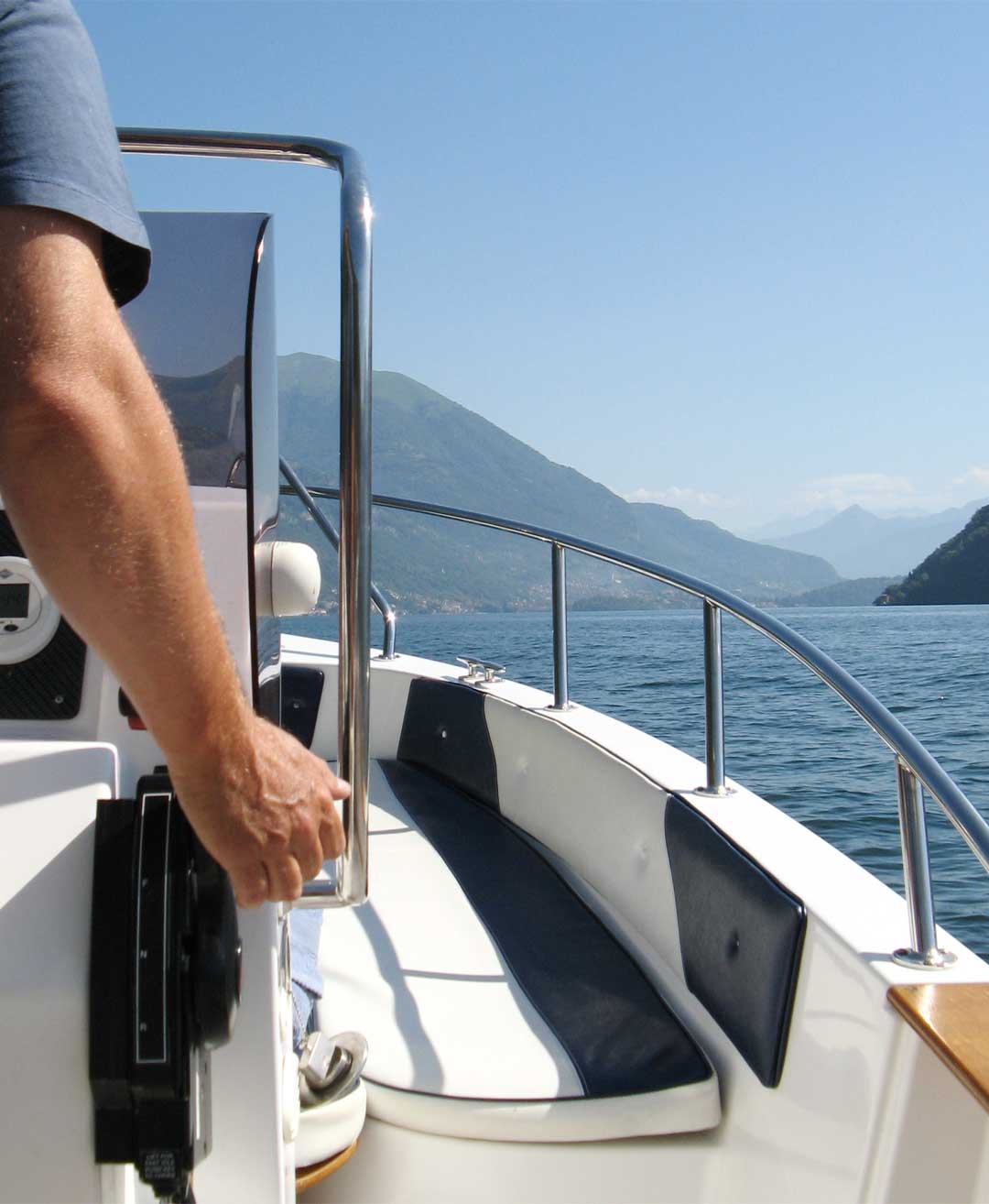 Barca 40 cv senza patente che naviga nelle acque del lago di Como