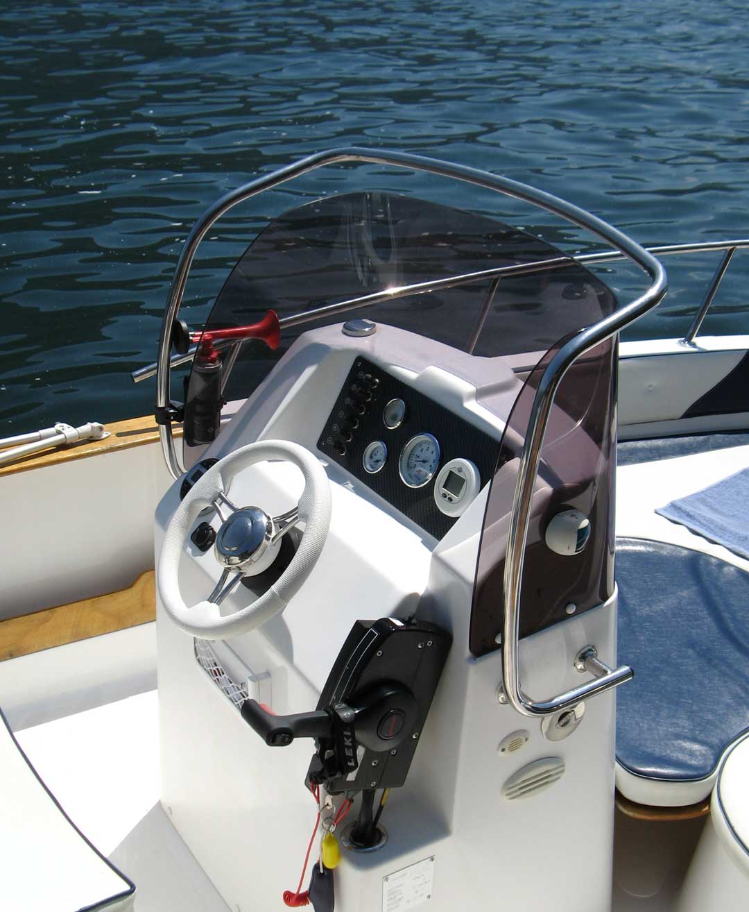 Consolle di guida centrale della barca Telos Boat da 40 cv senza patente noleggiabile sul lago di Como