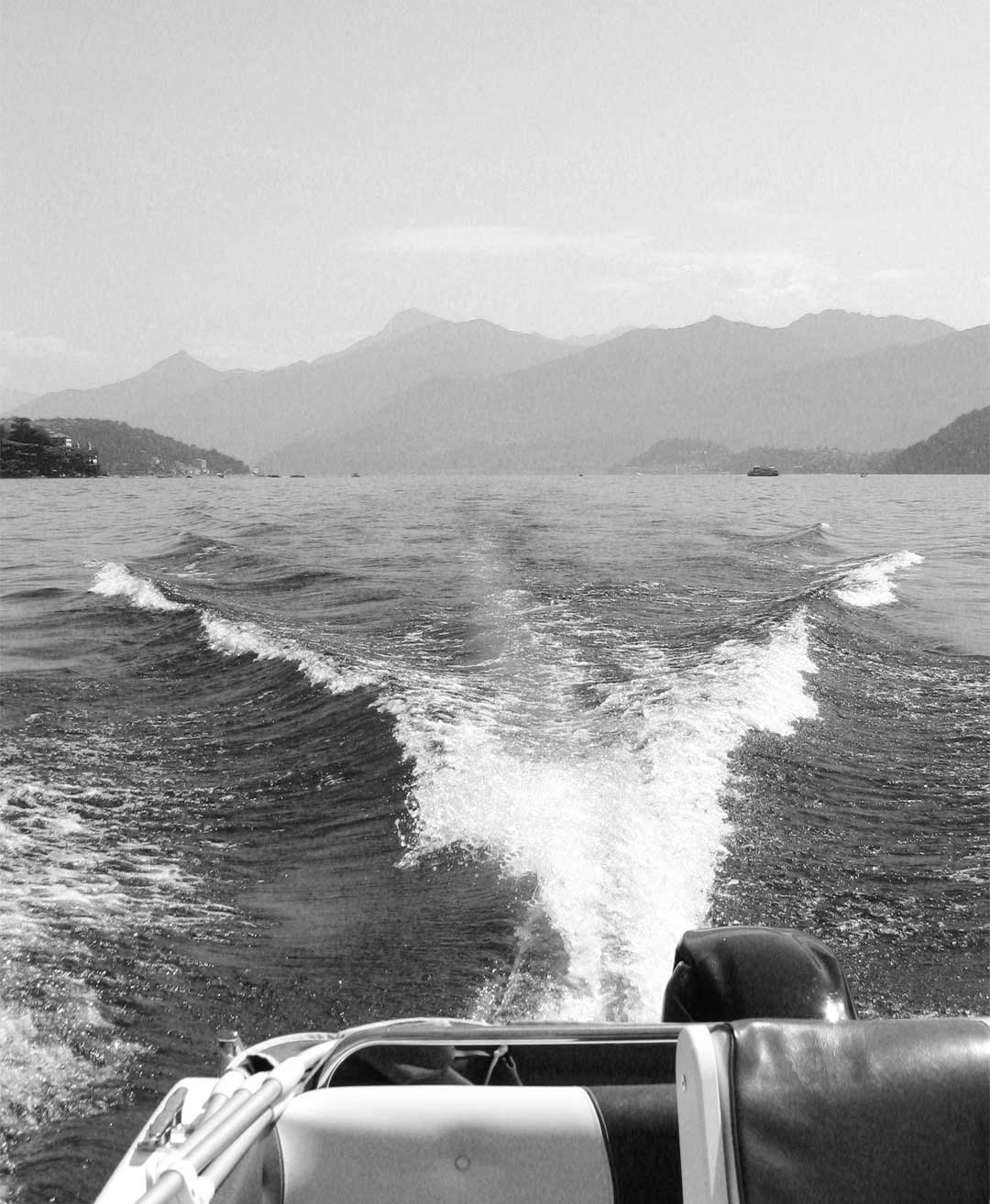 Scia sull'acqua di barca senza patente che naviga sul lago di Como
