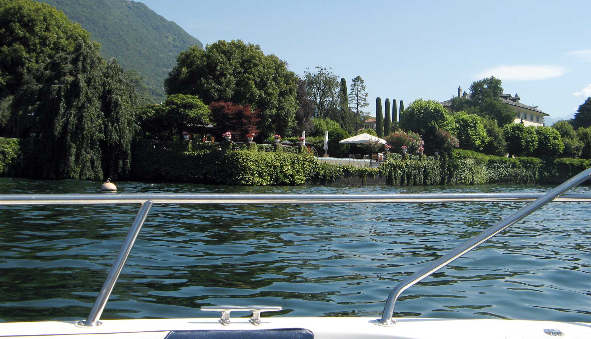 Barca 40 cv a sponde alte in navigazione sul Lago di Como