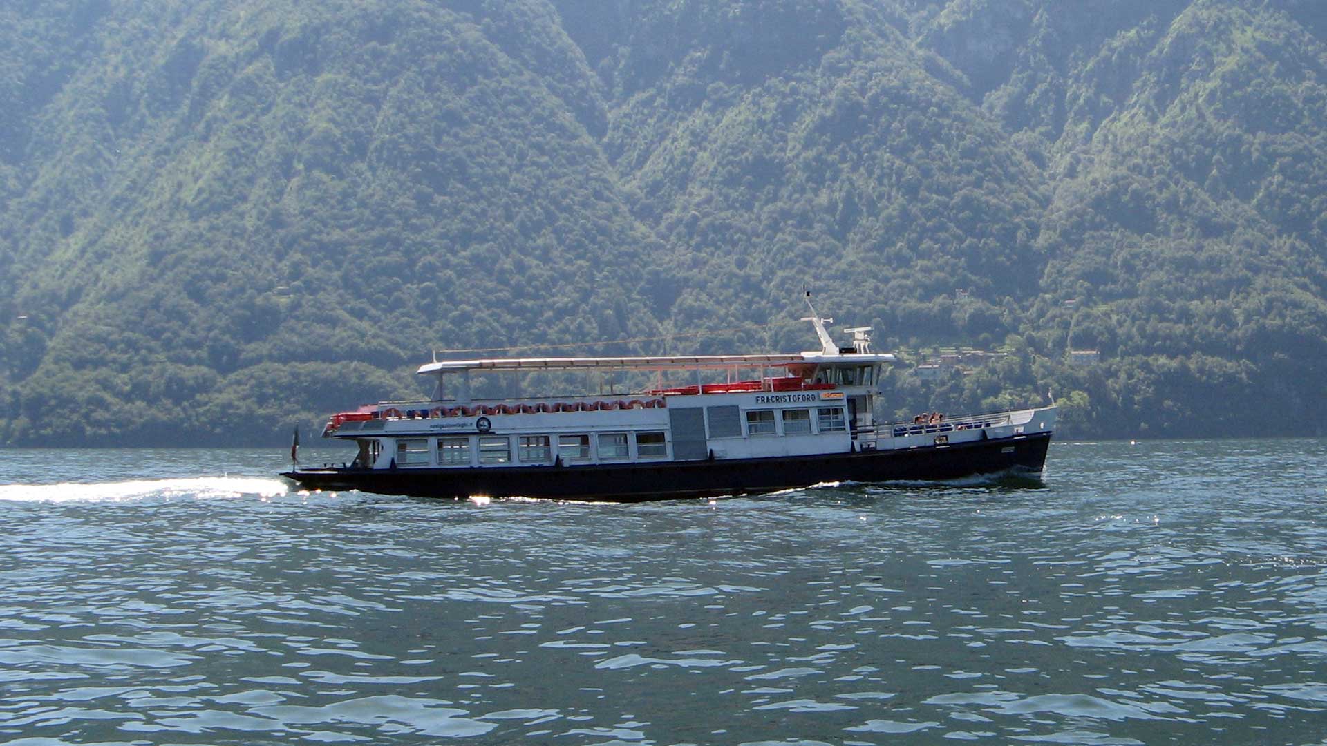 Storico traghetto di linea in navigazione sul Lago di Como